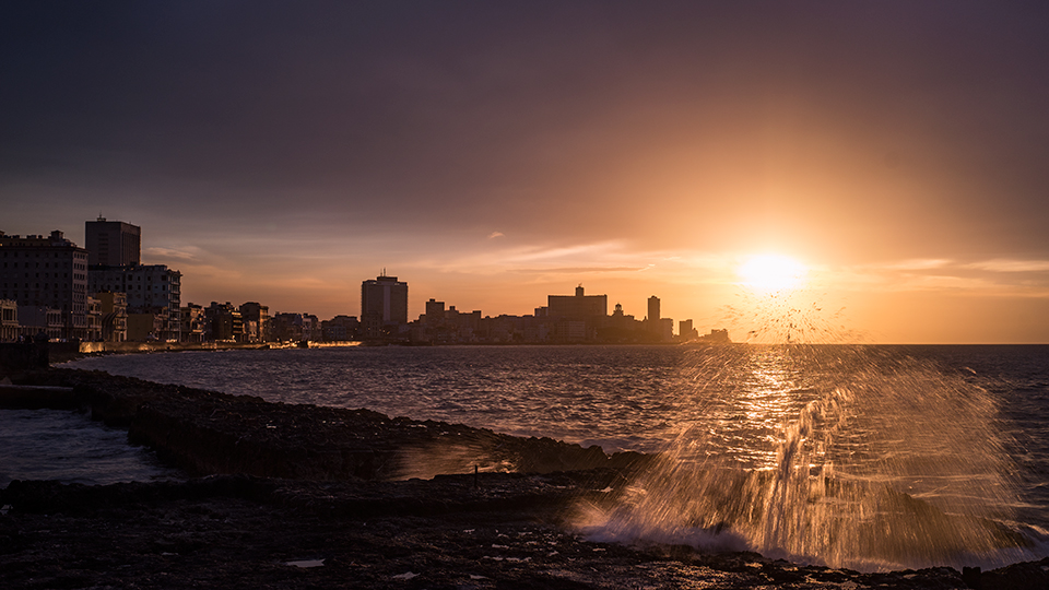 Sunset views from the Malecón in La Habana.