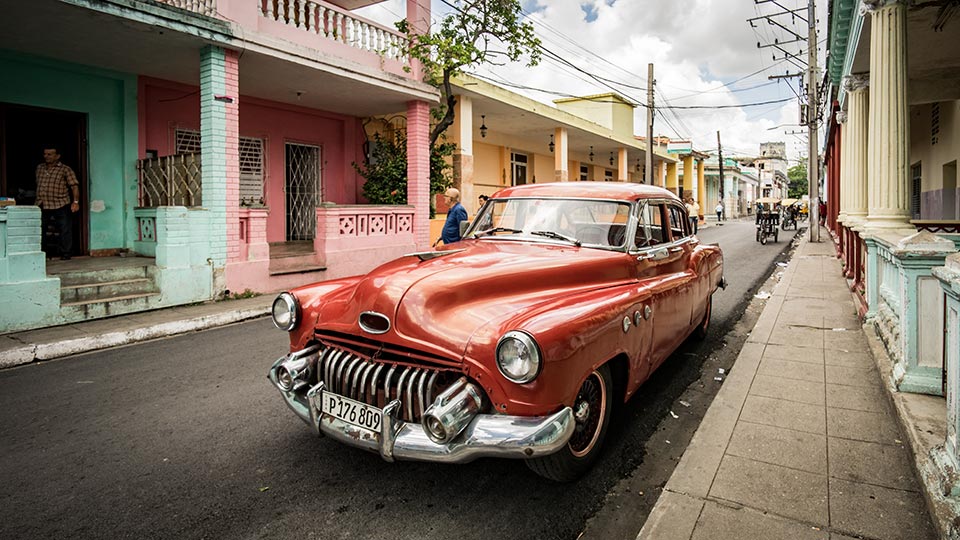 We paused in Pinar del Rio to deliver a package and while there, Yuniesky bought me a sandwich for lunch for the inconvenience. This gave me a chance to get out and take a snap of his car! Looking around, I really felt like I'd stepped into another era...
