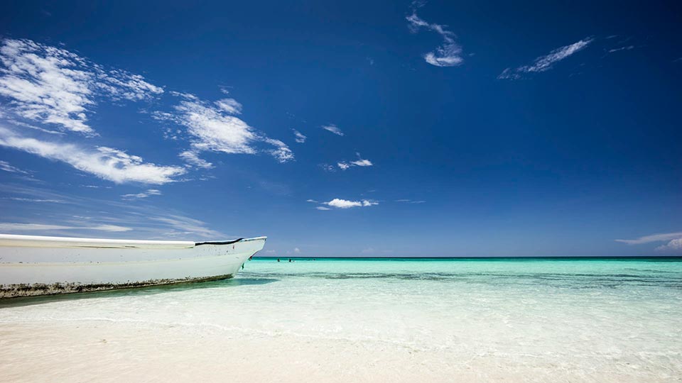 Crystal clear water. Pearly white sand. Blazing hot sun. Paradise in Bahía de las Águilas, Dominican Republic!